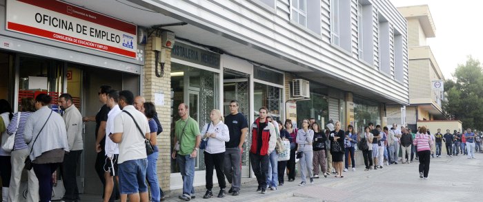 People wait in line at a government employment office at Santa Eugenia's Madrid suburb on October 04, 2011. The number of unemployed in Spain increased in September to 4.226 million, a 2.32% monthly increase, Spanish government announced. This number reached a record high in March of 4.33 million unemployed, the highest level since the start of the economic crisis in 2008. AFP PHOTO / DOMINIQUE FAGET  TELETIPOS_CORREO:FIN,FIN,%%%,%%%